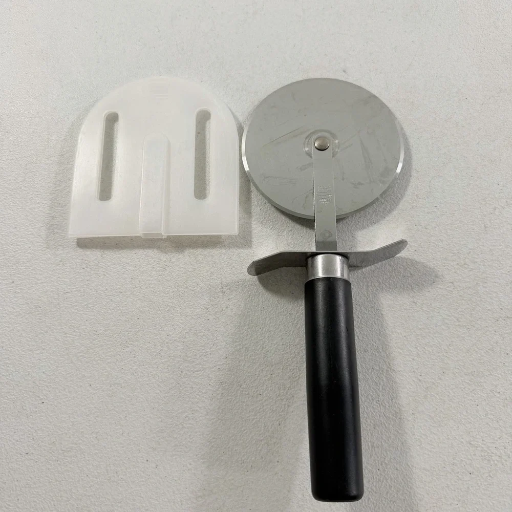 Pampered Chef Pizza Wheel Cutter With Plastic Protective Sleeve #1301